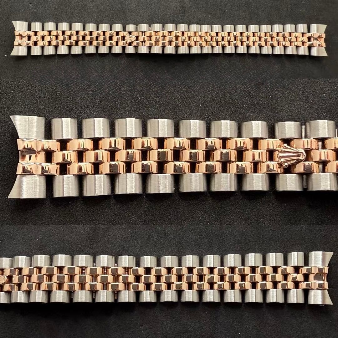 Tre bracciali per orologio in stile Jubilee, bicolore oro e acciaio, con un design a cinque maglie disposte orizzontalmente.