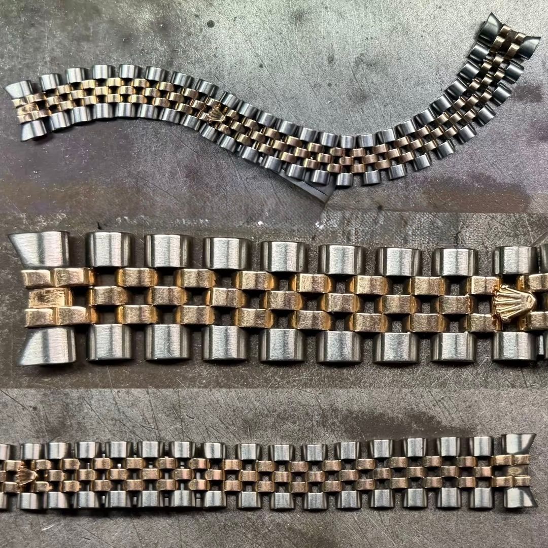 Tre bracciali per orologio in metallo bicolore, caratterizzati da un classico stile jubilee con maglie esterne in argento e maglie centrali in oro.