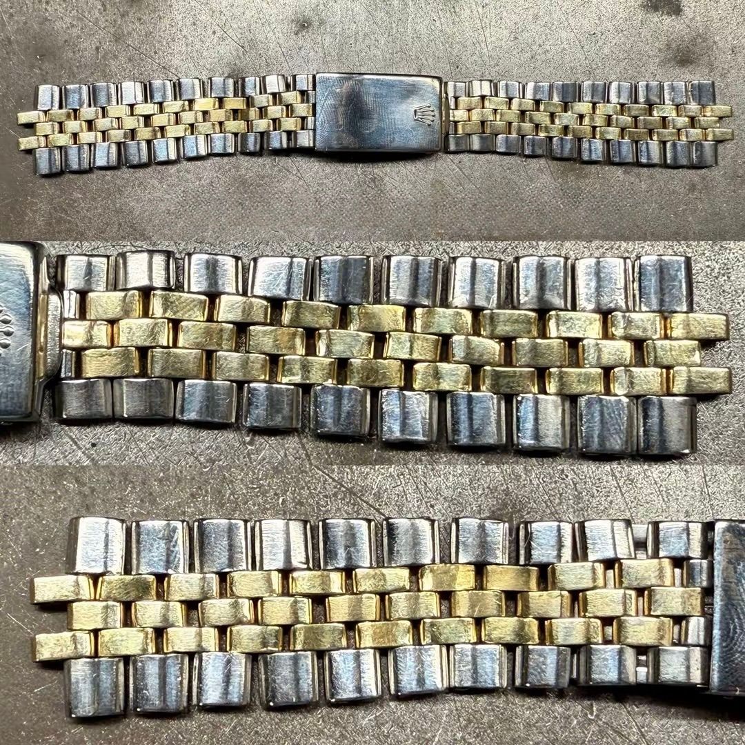 Tre segmenti di un bracciale per orologio bicolore argento e oro con un design a cinque maglie su sfondo grigio.