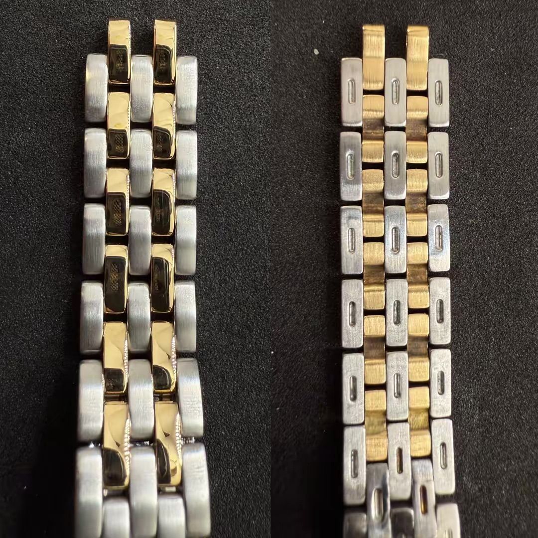 Due cinturini per orologio affiancati, con un design a maglie metalliche bicolore argento e oro su sfondo nero.