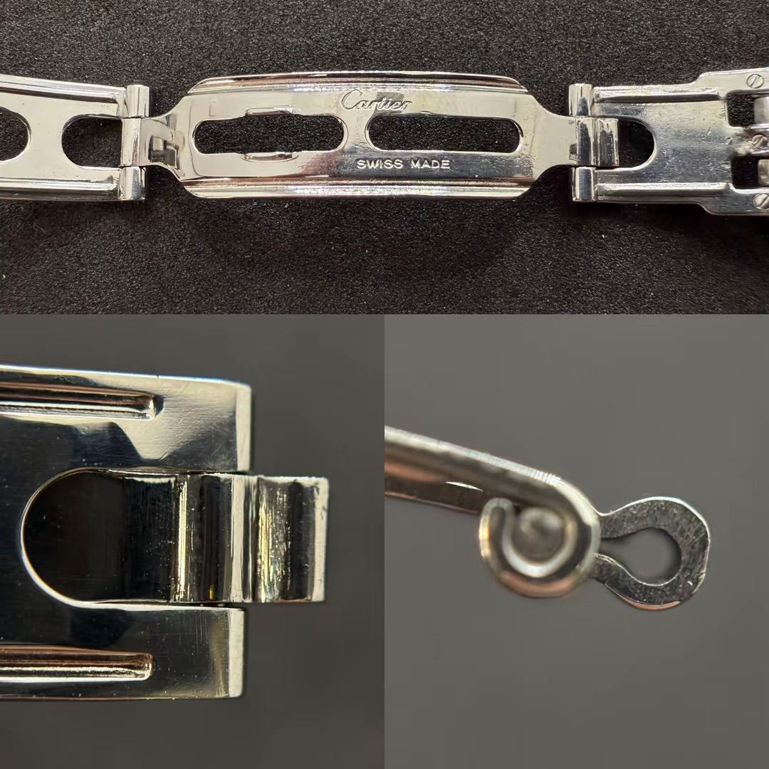 Primo piano di una catena di gioielli in metallo color argento con logo Cartier e dettagli della chiusura.