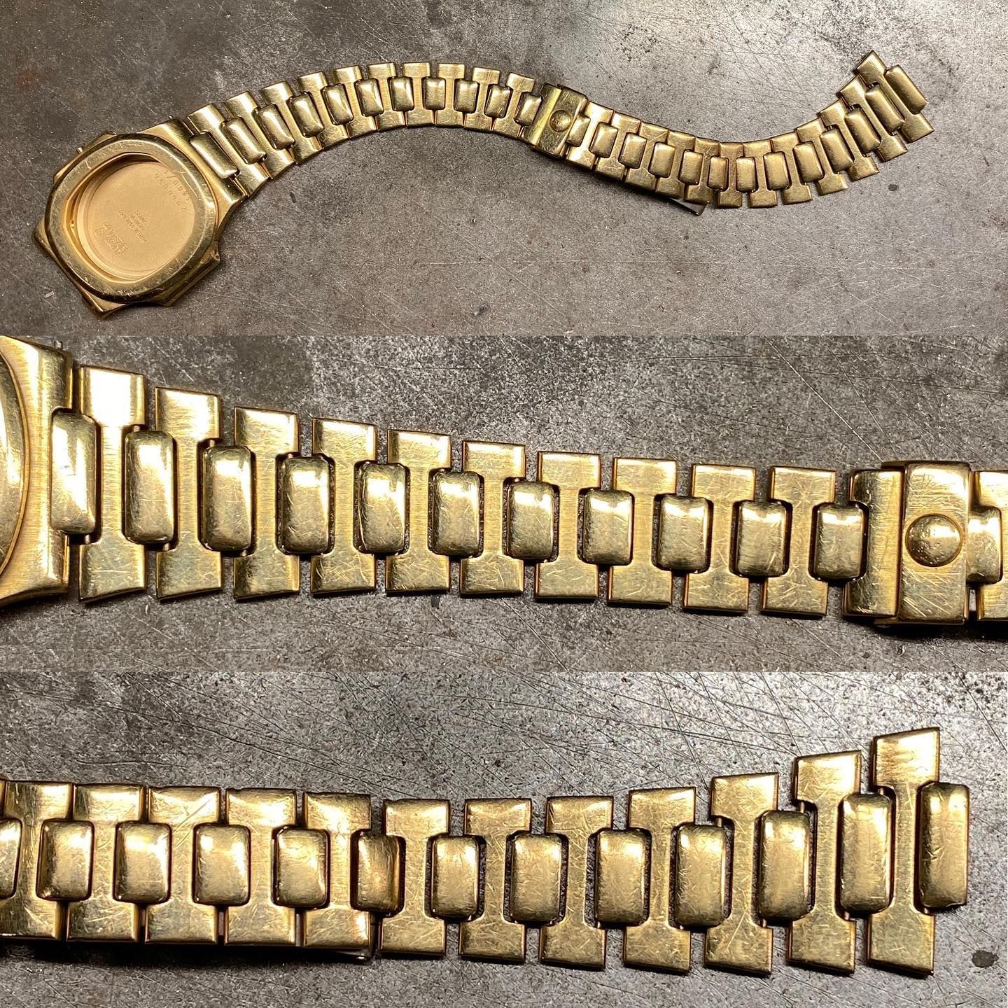 Tre segmenti di un cinturino di orologio in metallo color oro, disposti su una superficie grigia, mostrano la cassa e le maglie vuote.