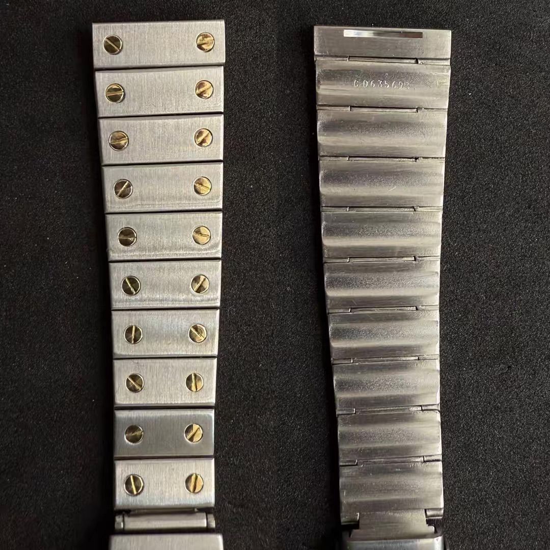 Due segmenti di un bracciale per orologio in metallo color argento, che mostrano il lato superiore con viti dorate e il lato inferiore.