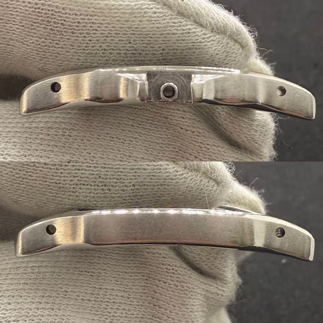 Due viste laterali della cassa di un orologio in metallo, che mostrano le anse forate e un componente centrale tenuto da una mano guantata.