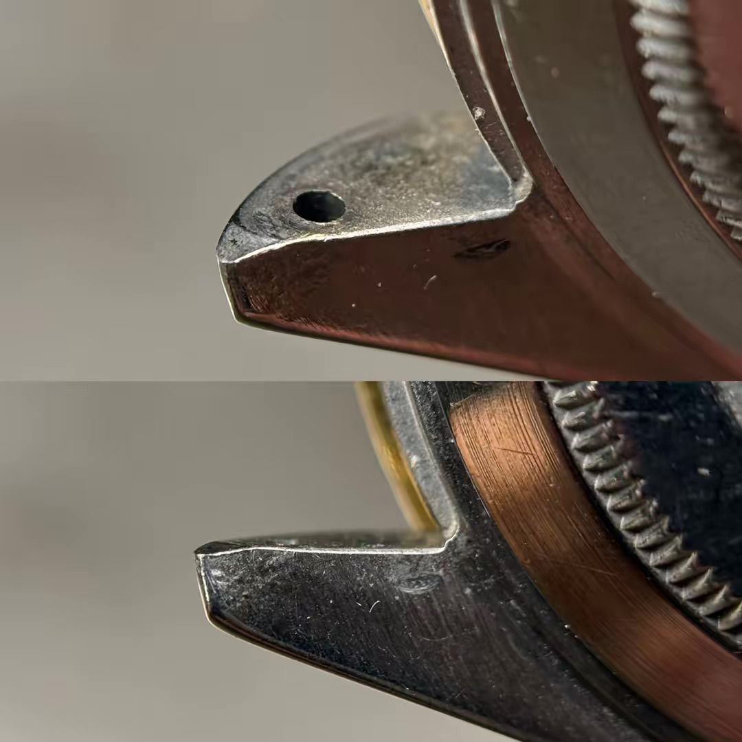 Confronto verticale di due anse di orologio in acciaio inossidabile, una con foro per la barretta a molla e una senza.