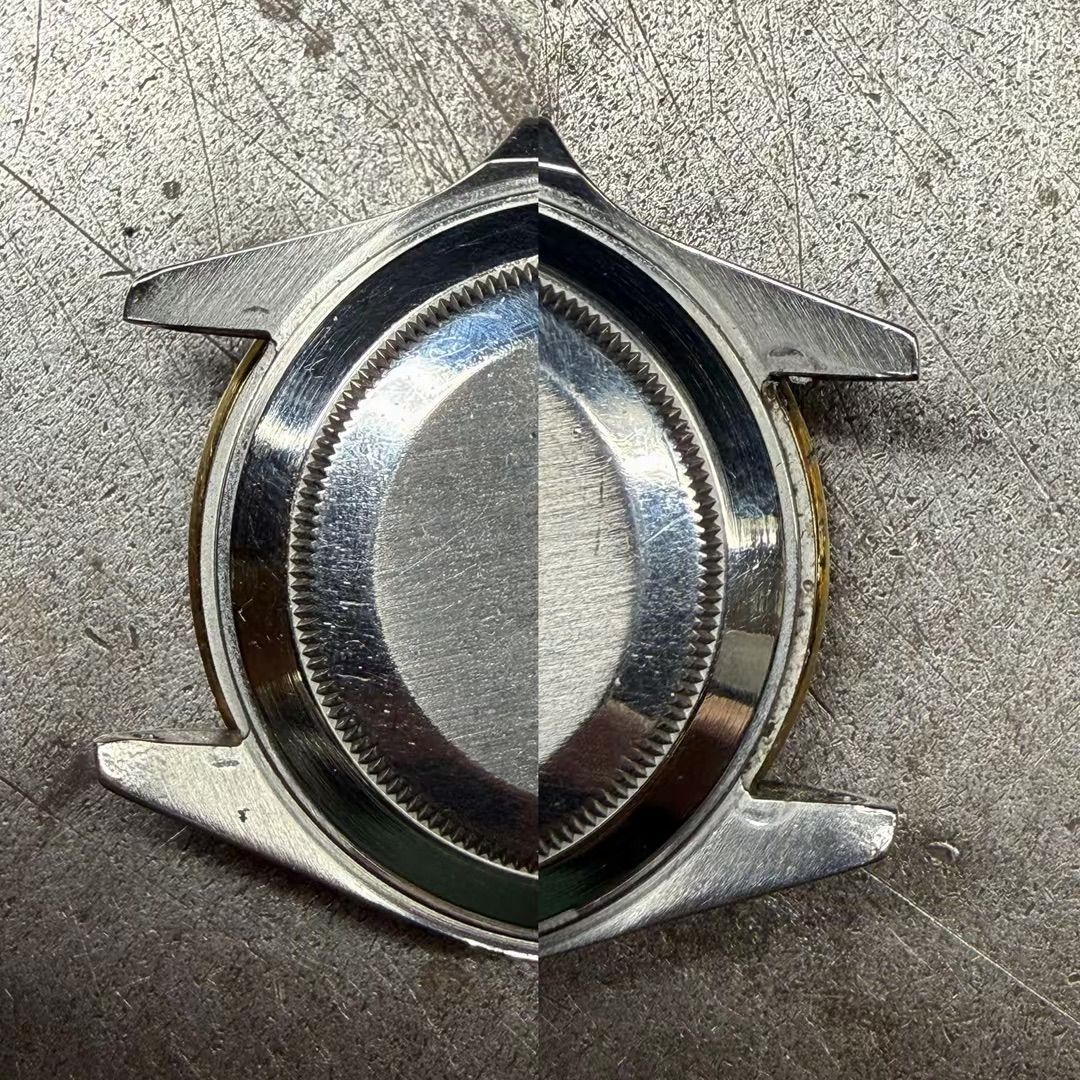 Cassa di orologio in metallo, divisa verticalmente, che mostra il bordo interno lucidato e la struttura delle anse esterne.