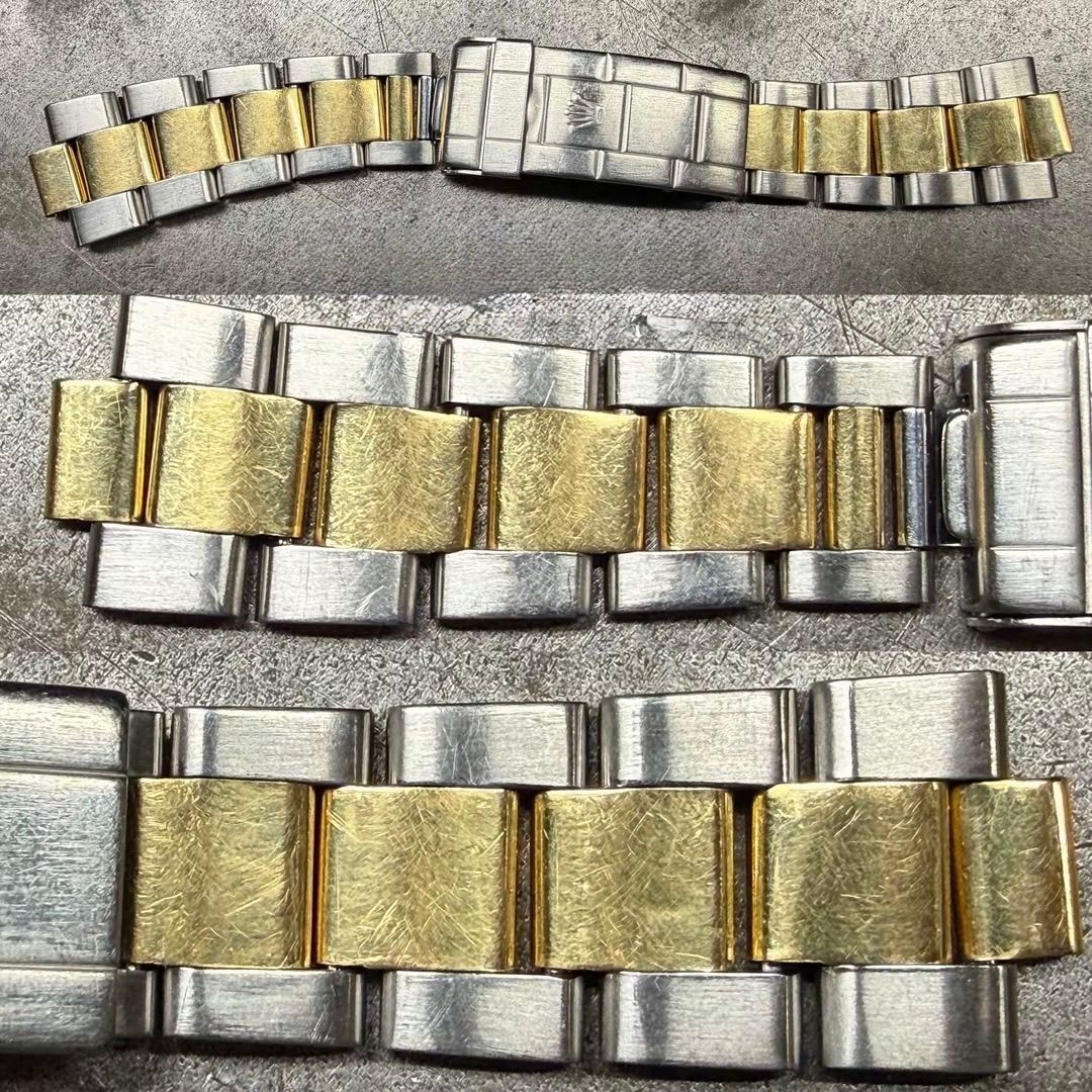 Bracciale per orologio con maglie bicolore in acciaio inossidabile e oro, disposte in file su una superficie grigia testurizzata.