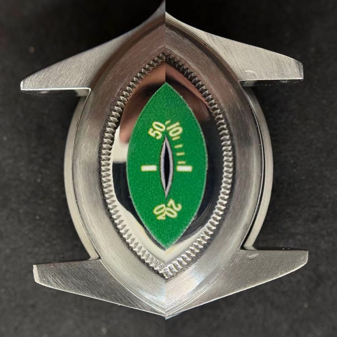 Cassa di orologio con lunetta in metallo spazzolato e inserto ovale verde con scala numerata 10, 20 e 50.