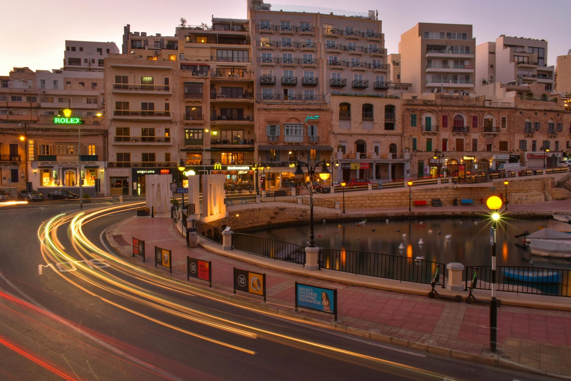 Una fotografía de larga exposición de una calle de la ciudad por la noche.