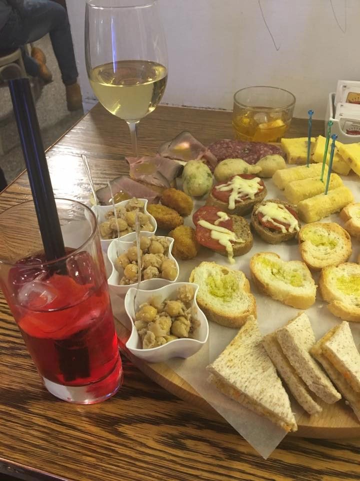 un tavolo con dei cocktail e degli antipasti