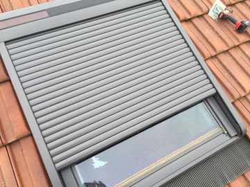 pose de Velux solaire pas cher sur un toit en tuiles par notre couvreur au Havre