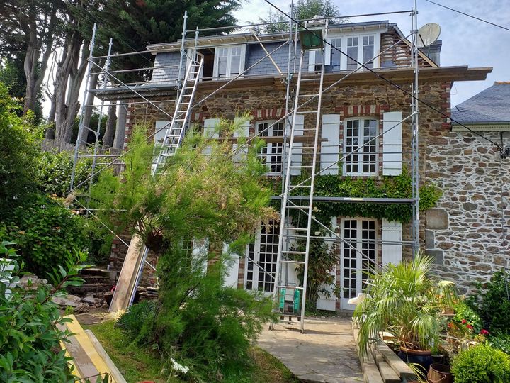 notre couvreur au havre a rénové cette toiture en ardoise