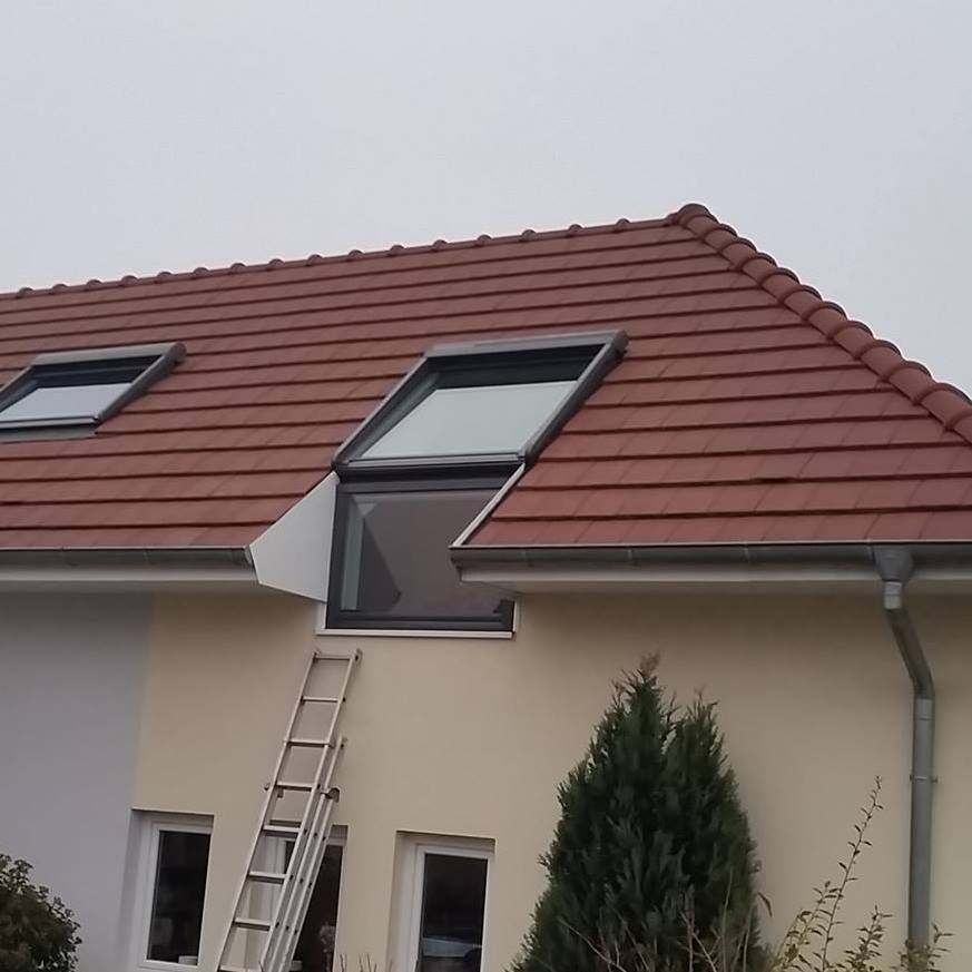 pose de vélux au Havre, sur une toiture en tuiles