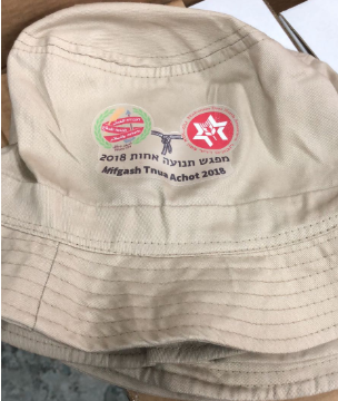 כובע פטריה ממותג במדבקה