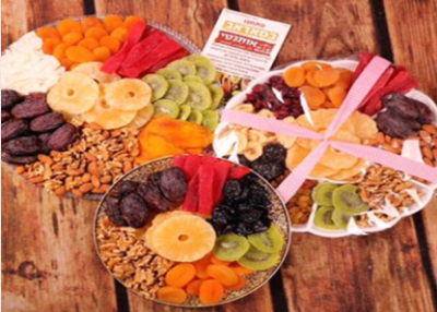 צלחות עם פירות יבשים