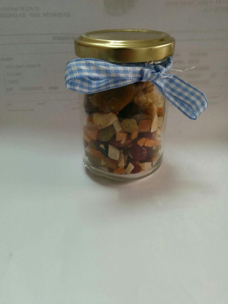 צנצנת עם תערובת פירות יבשים