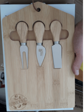 קרש חיתוך עם סכינים ממותג