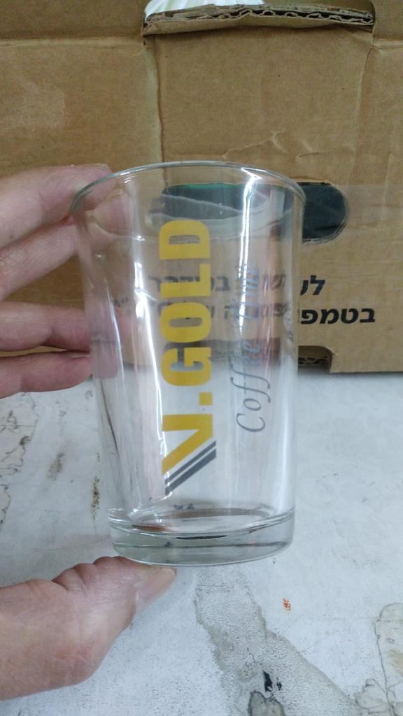 כוס קפה שחור ממותגת בשני צבעים