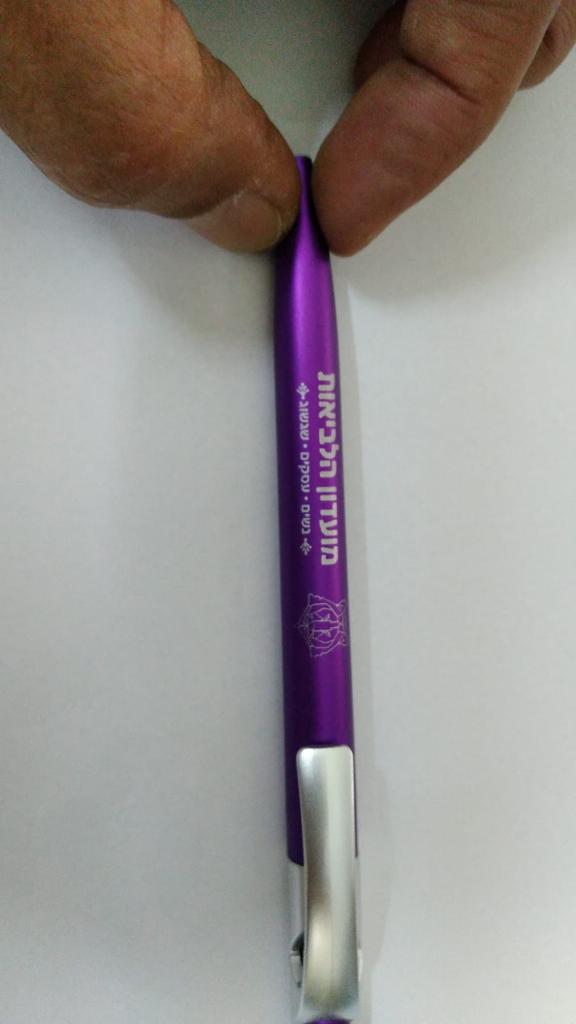 עט ממותגת בצבע אחד