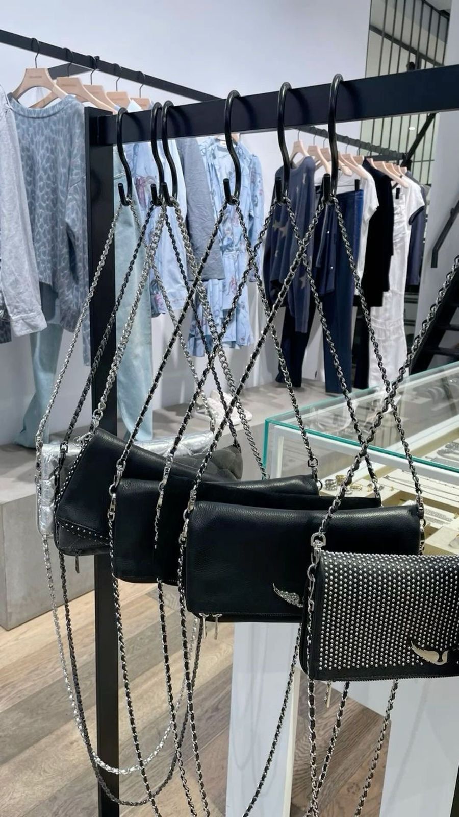 Manos sosteniendo una billetera de cuero rosa abierta con ranuras para tarjetas.