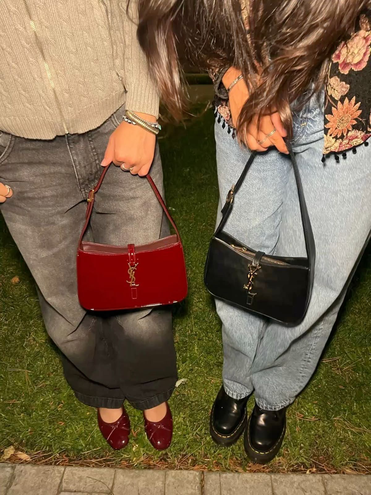 Ropa de varios colores colgada en perchas blancas.