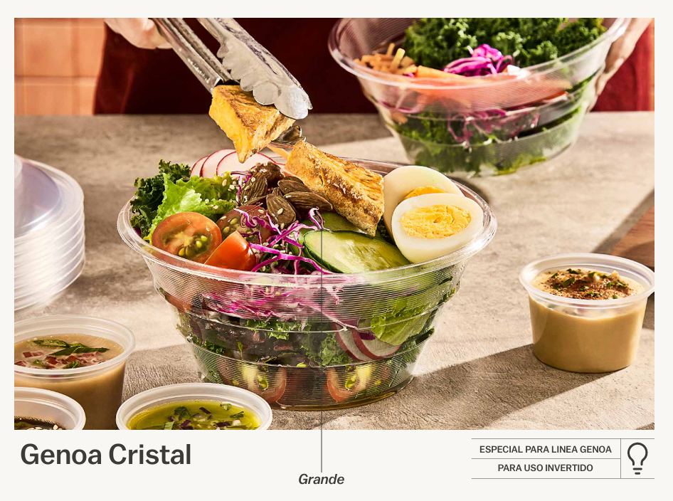 Con unas pinzas se coloca un trozo de pollo a la parrilla sobre un bol de ensalada fresca que contiene huevos duros