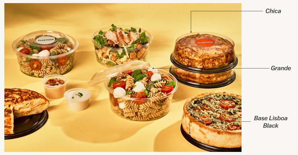 Diversas comidas preparadas en recipientes de plástico transparente, entre ellas ensaladas de pasta