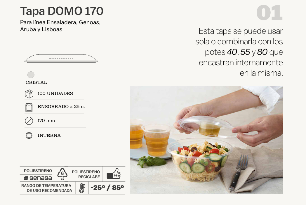 Un bol de plástico transparente con ensalada de pasta, pepinos, tomates y guisantes, y un recipiente central con aderezo.