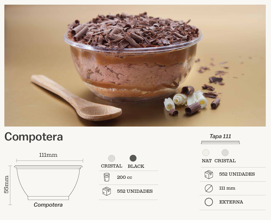 Un postre de chocolate en un cuenco transparente, cubierto con virutas de chocolate