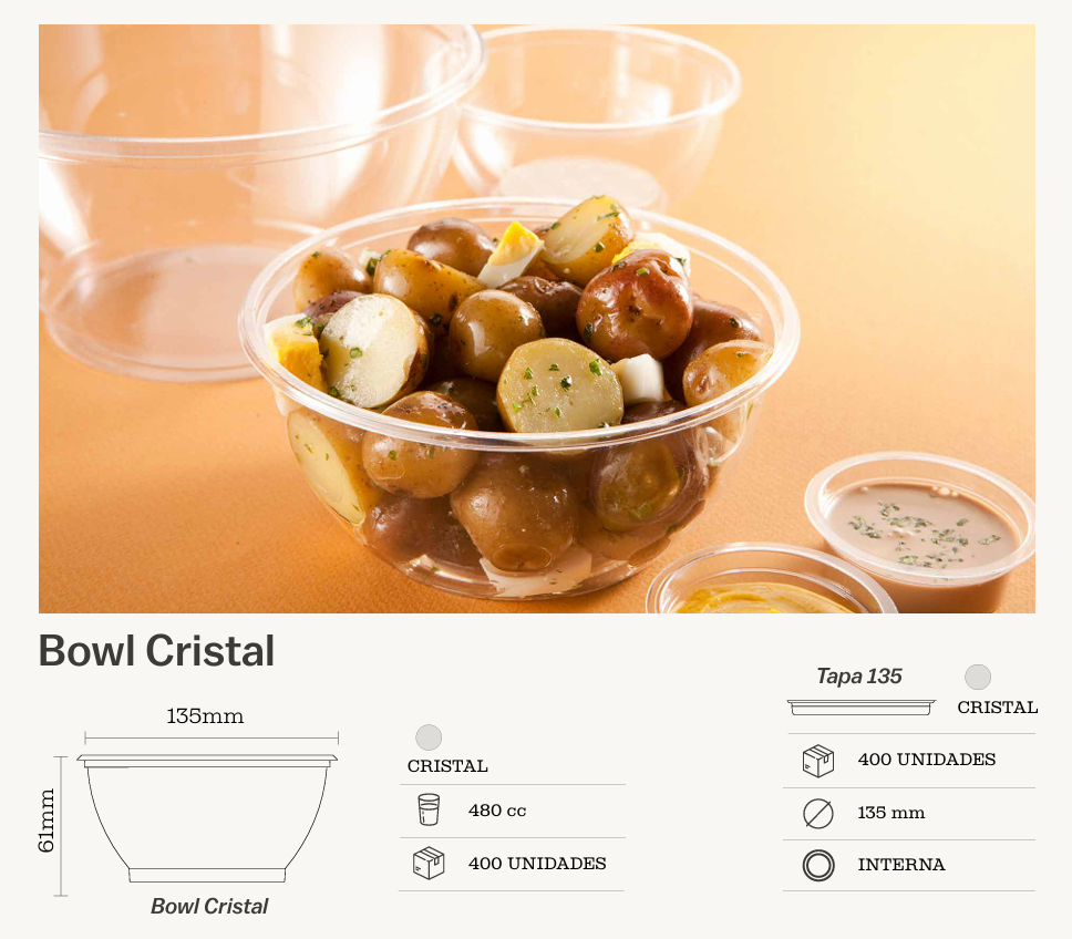 Un bol de ensalada de patatas con hierbas reposa sobre una superficie de color beige