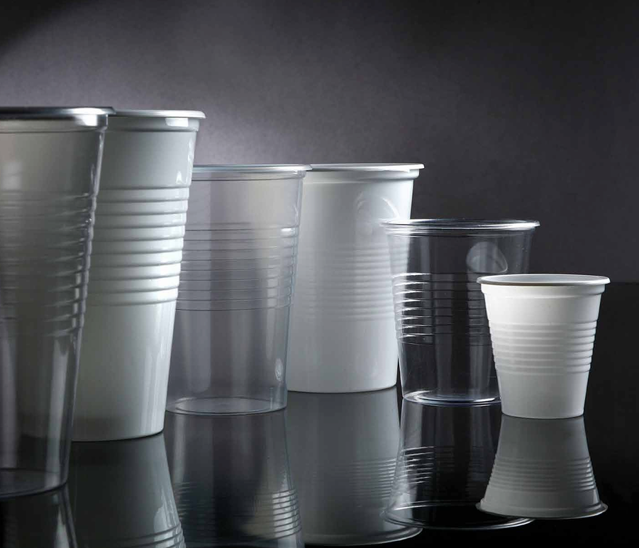 Una colección de vasos desechables de plástico transparente y blanco de diferentes tamaños