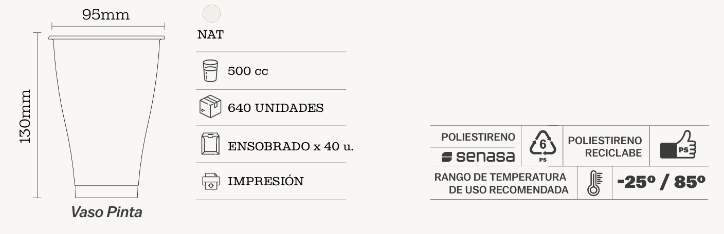 Tres vasos de plástico con cerveza y espuma, colocados sobre una tabla de madera junto a un plato con queso
