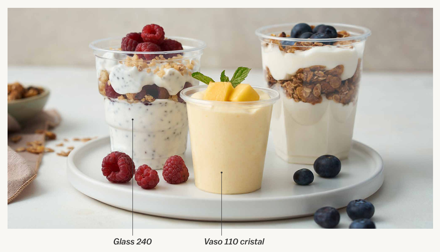 Dos vasos de plástico transparente con una bebida infusionada con lima, etiquetados como 