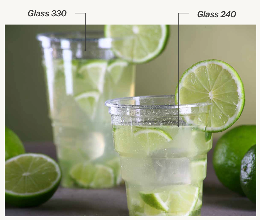 Dos vasos de plástico transparente con una bebida infusionada con lima, etiquetados como 