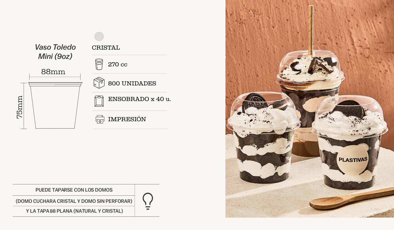 Una mano sostiene una taza alta y transparente de postre, junto a tazas más pequeñas también transparentes