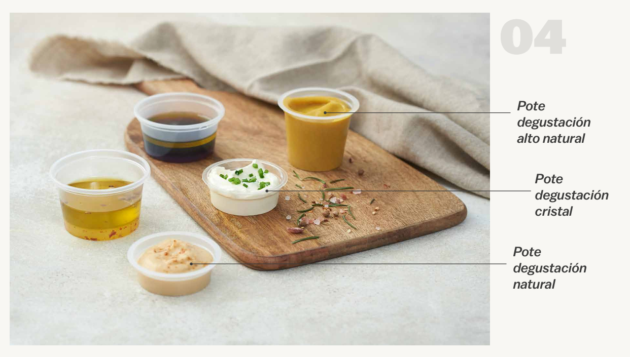 Una colección de envases de plástico transparente para llevar, llenos de ensalada