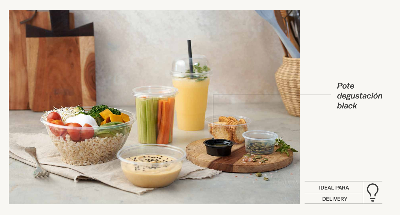 Una colección de envases de plástico transparente para llevar, llenos de ensalada