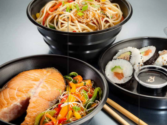 Platos para llevar que contienen fideos salteados, un filete de salmón con verduras y rollos de sushi