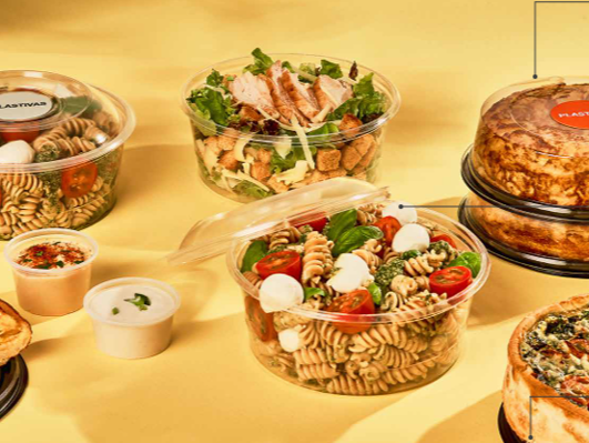 Diversas comidas preparadas en recipientes de plástico transparente, entre ellas ensaladas de pasta