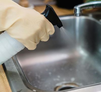 spraying sink with bottle 