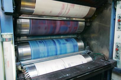 Eine Maschine, die ein Blatt Papier bedruckt