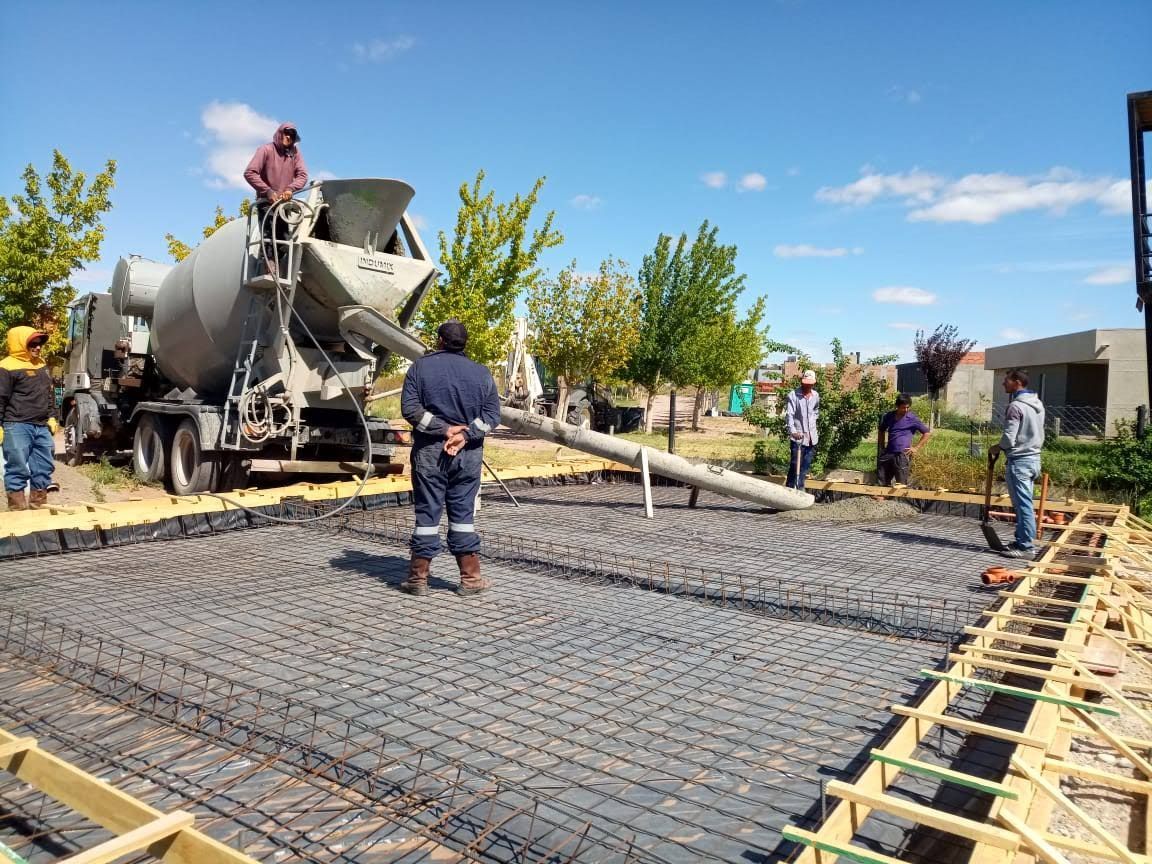 Sitio de construcción: Camión de cemento vierte hormigón sobre una rejilla de varillas