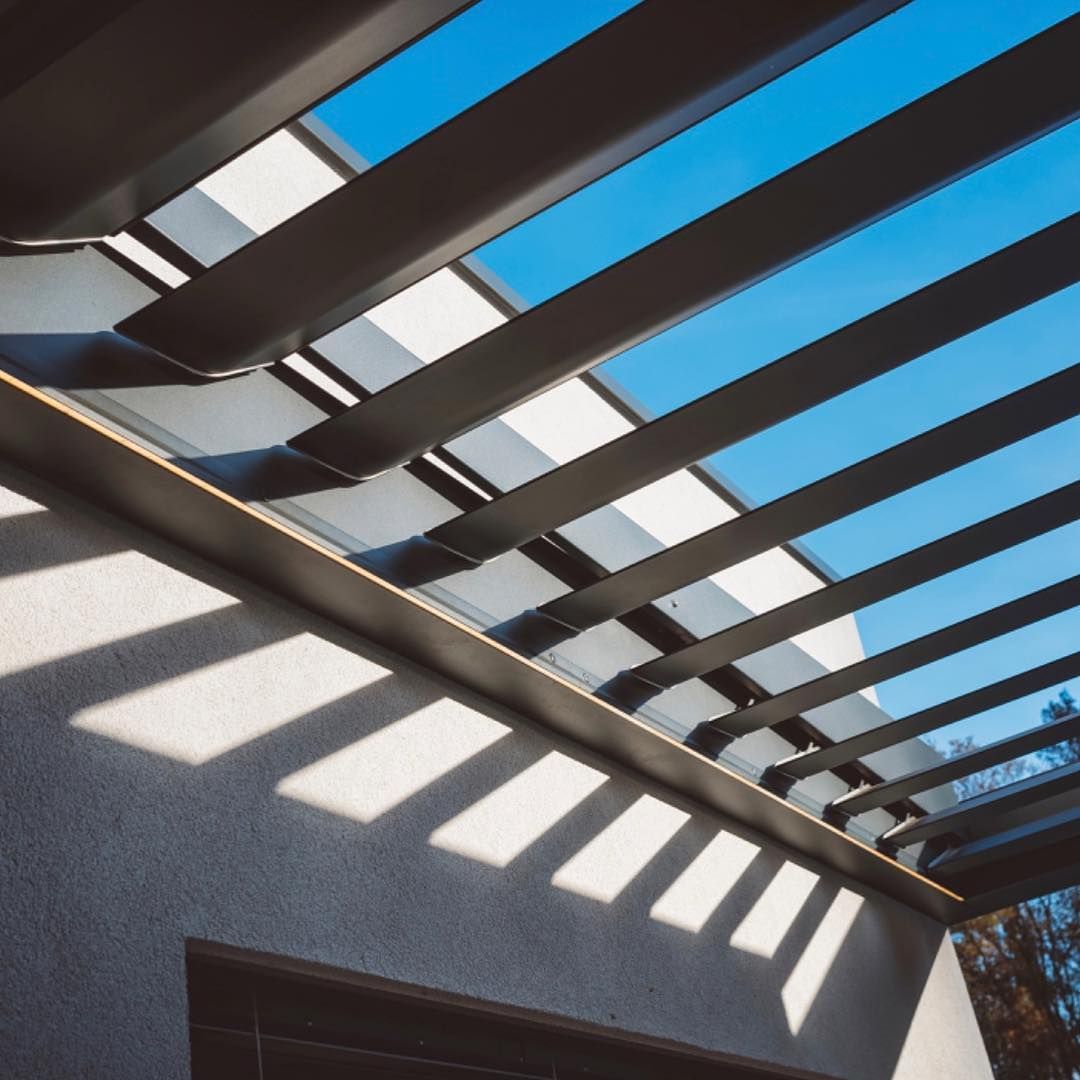 Sunlight Filters Through a Modern Pergola — BlindDESIGN in Byron Bay, NSW