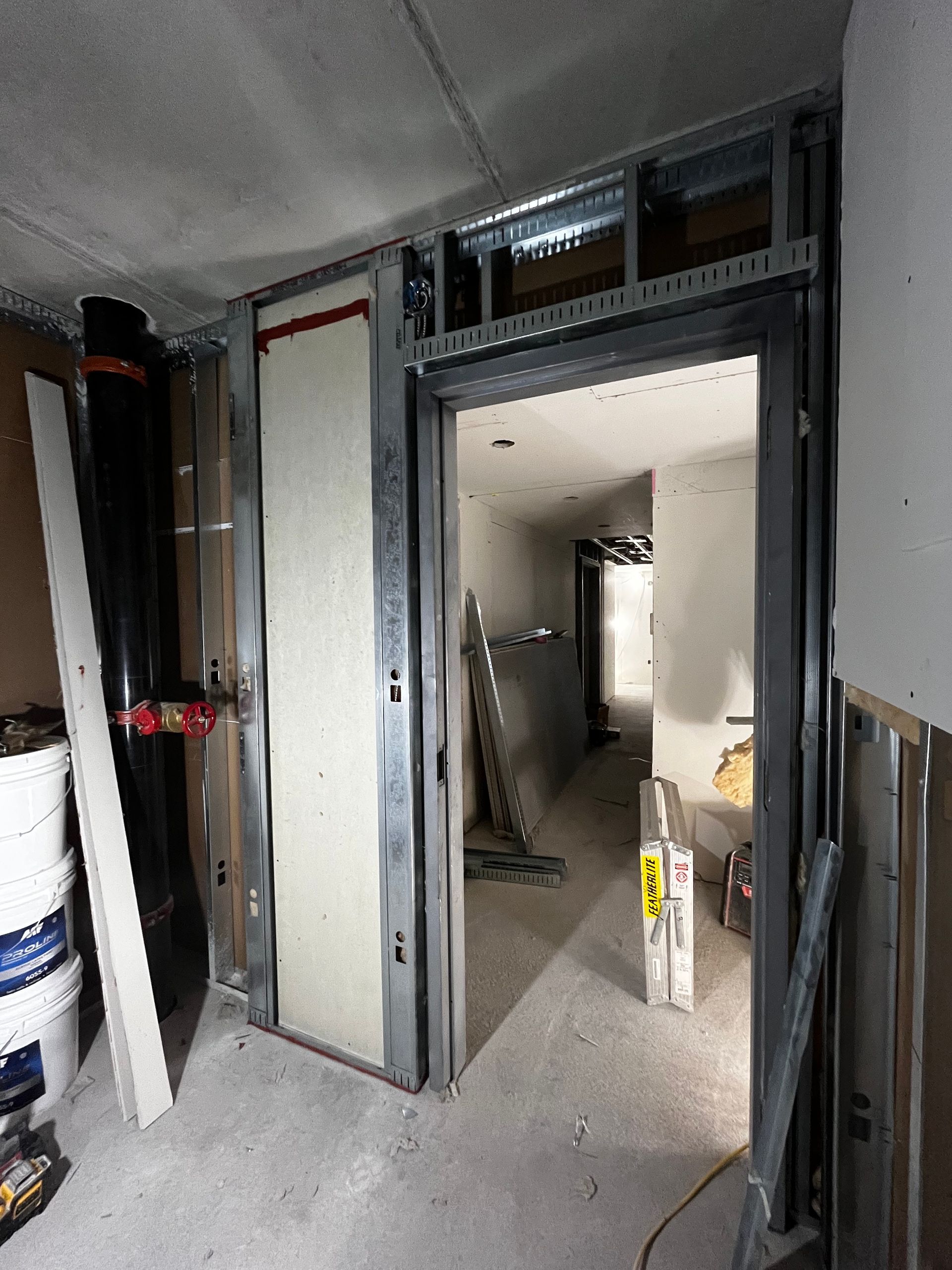 Cadre de porte intérieure, montants en acier, en construction.