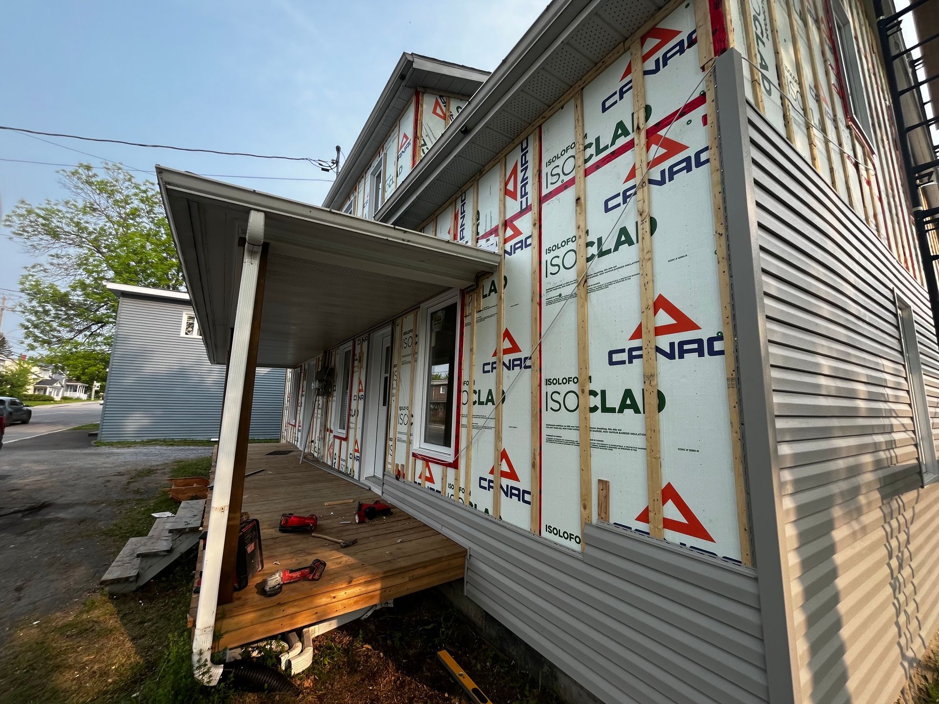 L'extérieur du bâtiment est en cours de rénovation ; un nouveau revêtement a été installé d'un côté, le revêtement extérieur est apparent de l'autre.