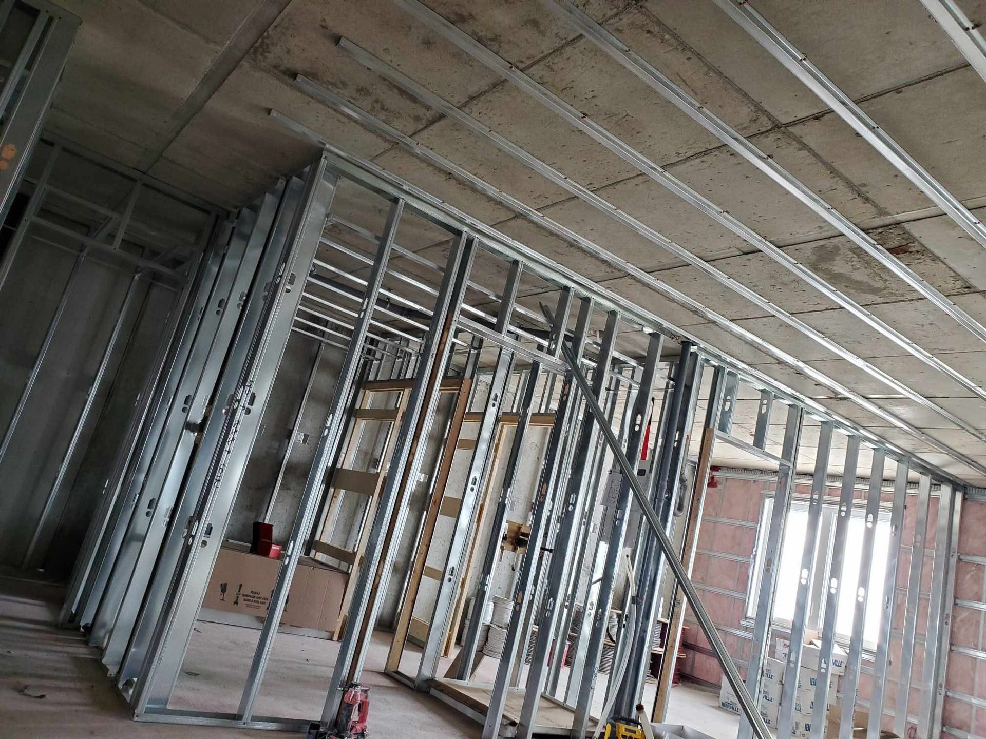 Ossature métallique pour les murs intérieurs et le plafond d'un chantier de construction.