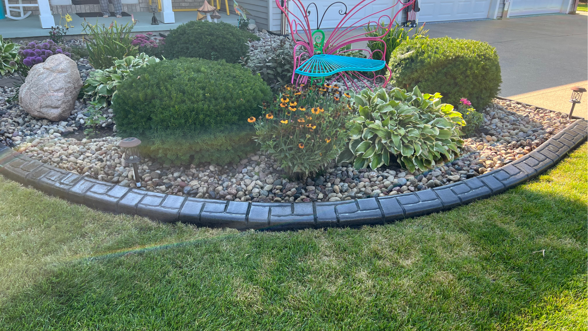 There is a bench in the middle of the garden.