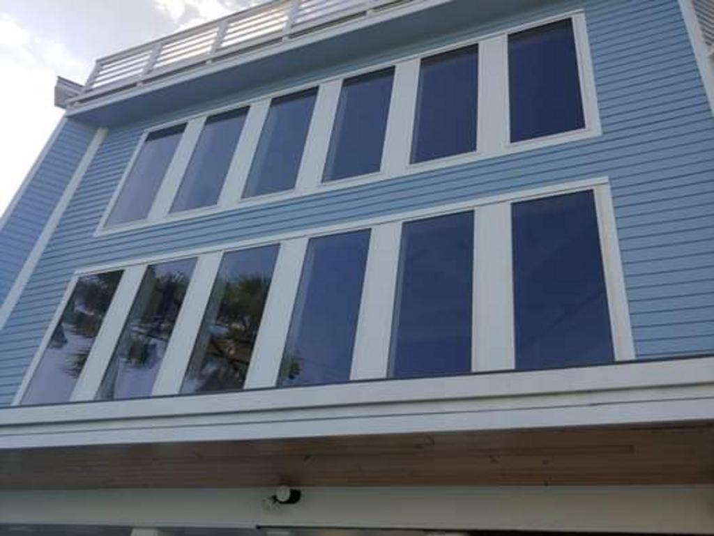 A blue building with a lot of windows and a balcony.