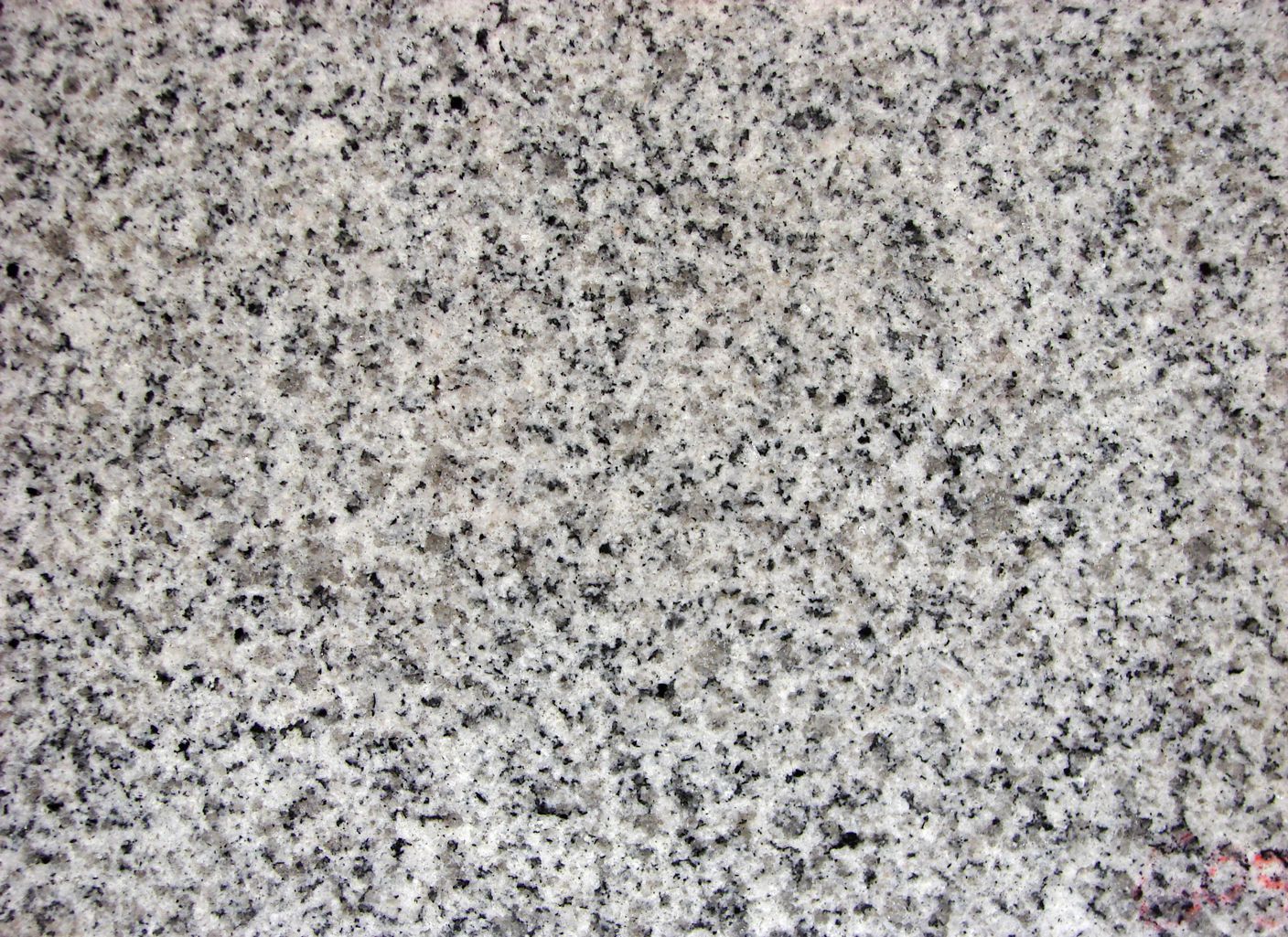 Un primer plano de una encimera de granito blanco.