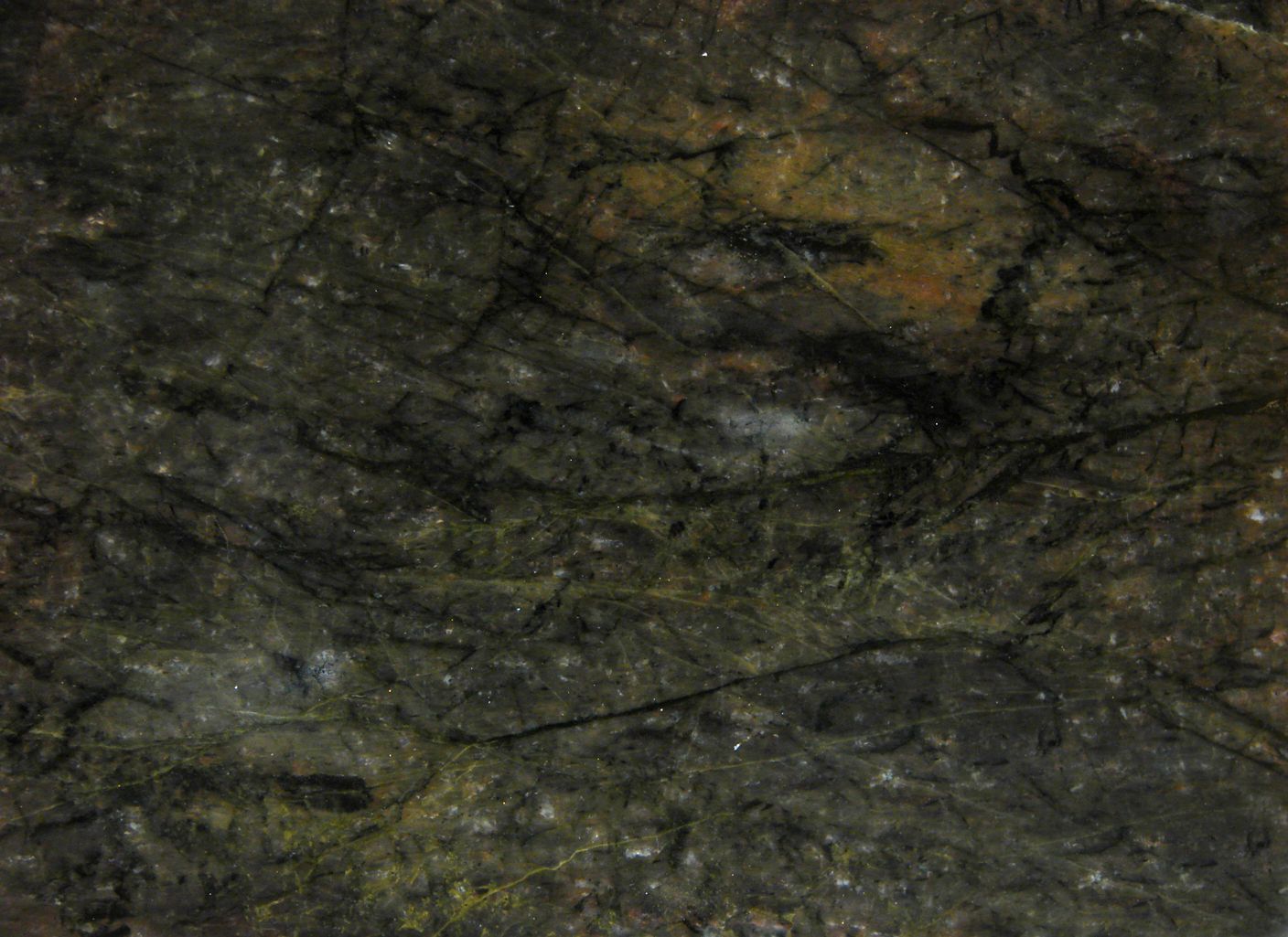Un primer plano de una textura de roca con muchos agujeros.